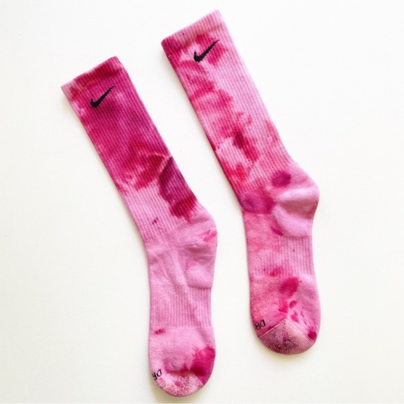 SOLD - Nike Tie Dye Menβs Crew Socks Dri Fit Red Pink Large 8-12 - Picture 1 of 5